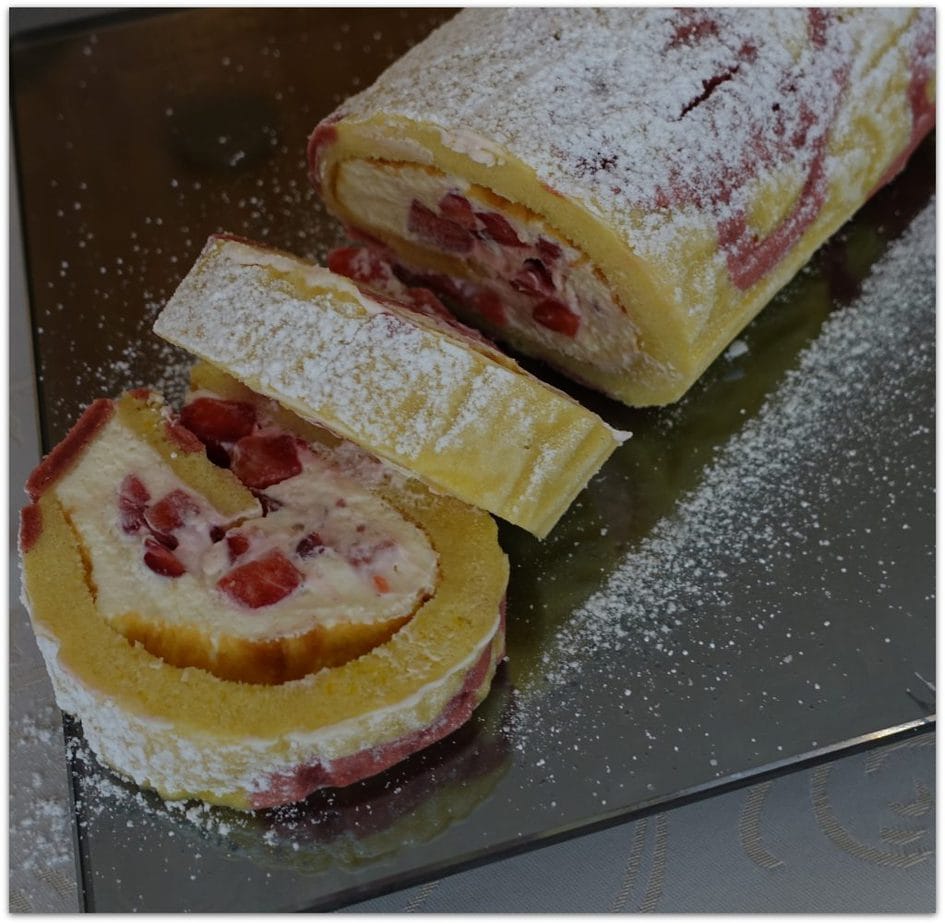 Im Erdbeerland! - Erdbeerroulade mit Blümchen - Cupcake Hexerl