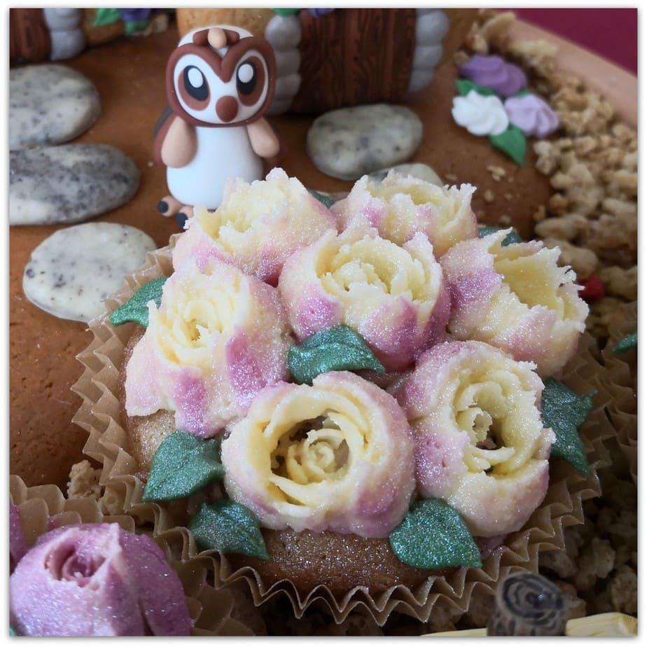 Patron der Bäcker - Rhabarber Blumen Cupcakes - Cupcake Hexerl